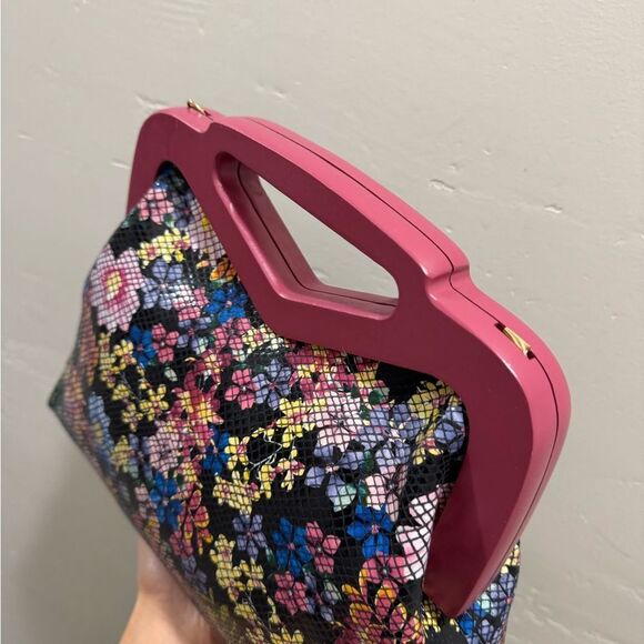 Floral Embossed Genuine Leather Handmade Wooden Frame & Cut-out Handle Bag - Picture 10 of 16